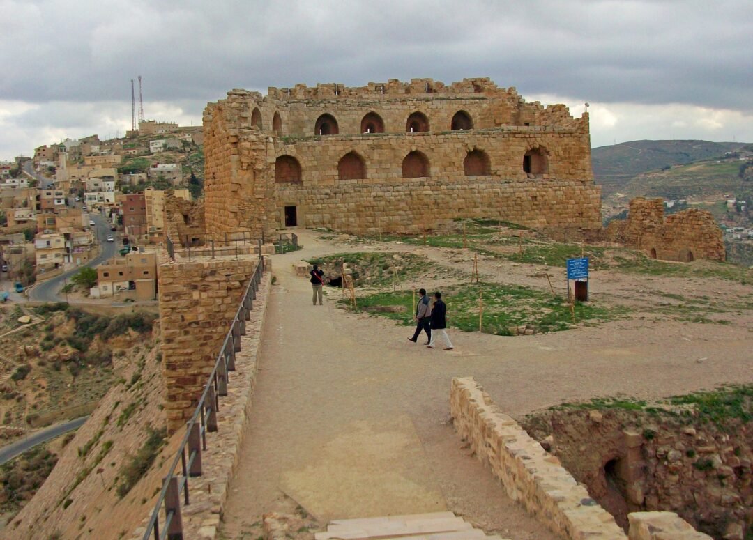 HOMBRES ARMADOS ABREN FUEGO CONTRA UN FUNERAL EN UNA IGLESIA DE JORDANIA Y MATAN A SIETE PERSONAS