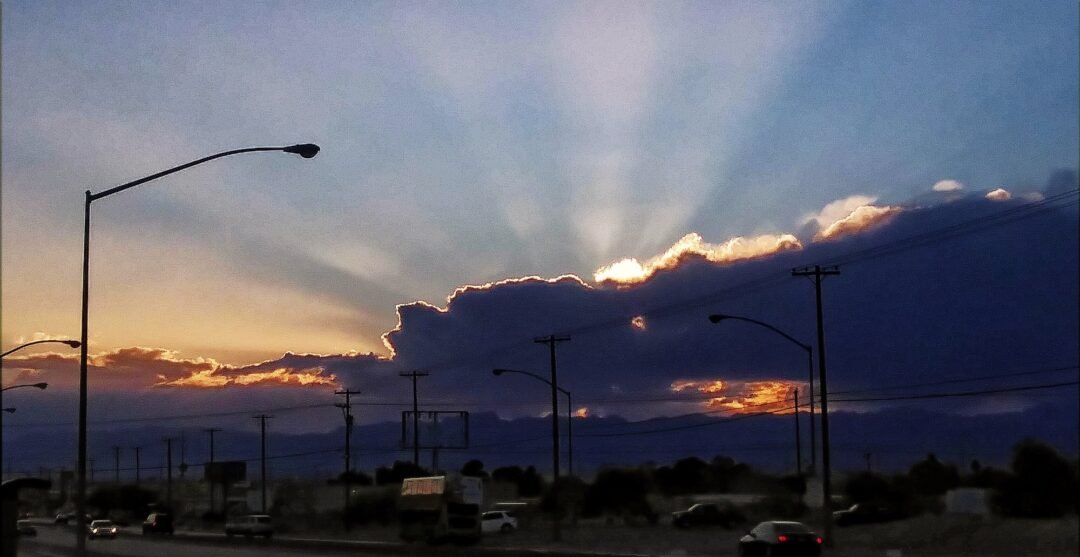 TORMENTA CON GRANIZO Y VIENTOS DE 60 MPH GOLPEA HENDERSON Y RETRASA VUELOS EN LAS VEGAS